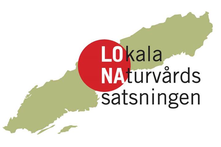 Karta över Sverige och en röd cirkel ovanpå med bokstäverna  för LONA - lokala naturvårdssatsningen.