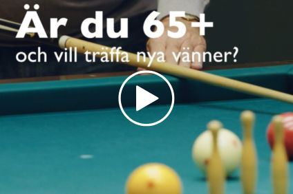 Knapp för Play ovanpå en bild som visar någon som spelar biljard i bakgrunden.