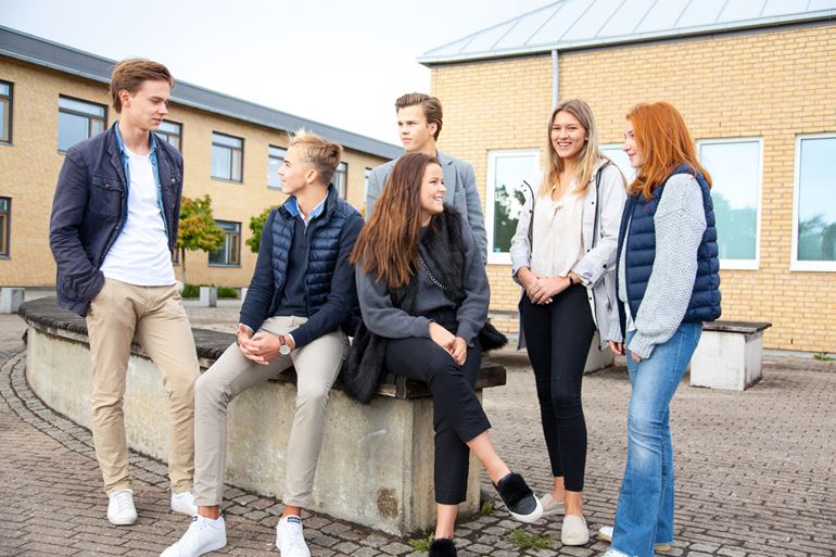 Bild på flera gymnasieelever ute
