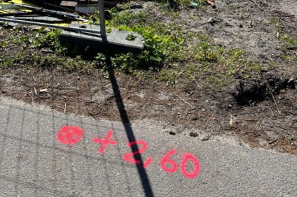 Siffror har sprejats på marken vid ett bygge.