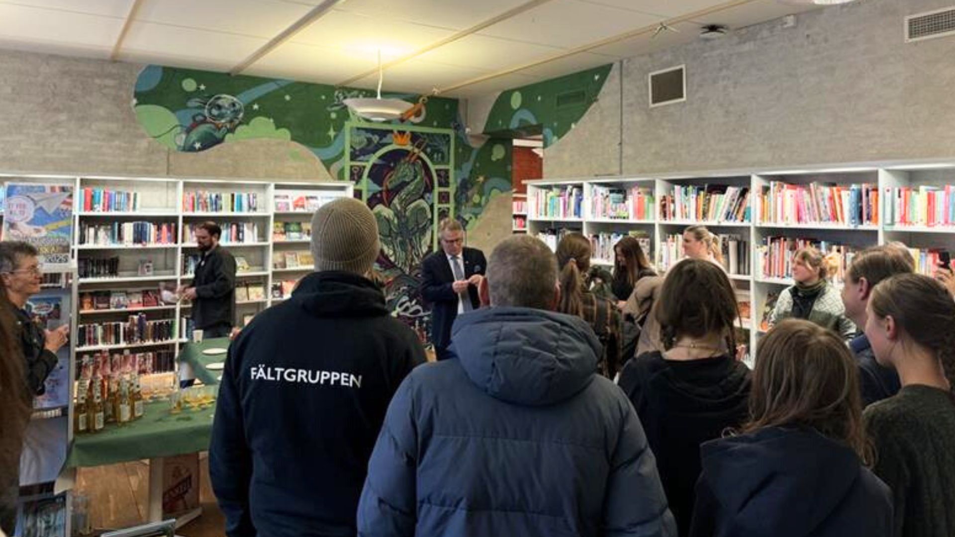 Väggmålning i ett bibliotek invigs med mycket folk och tal av Martin von Gertten