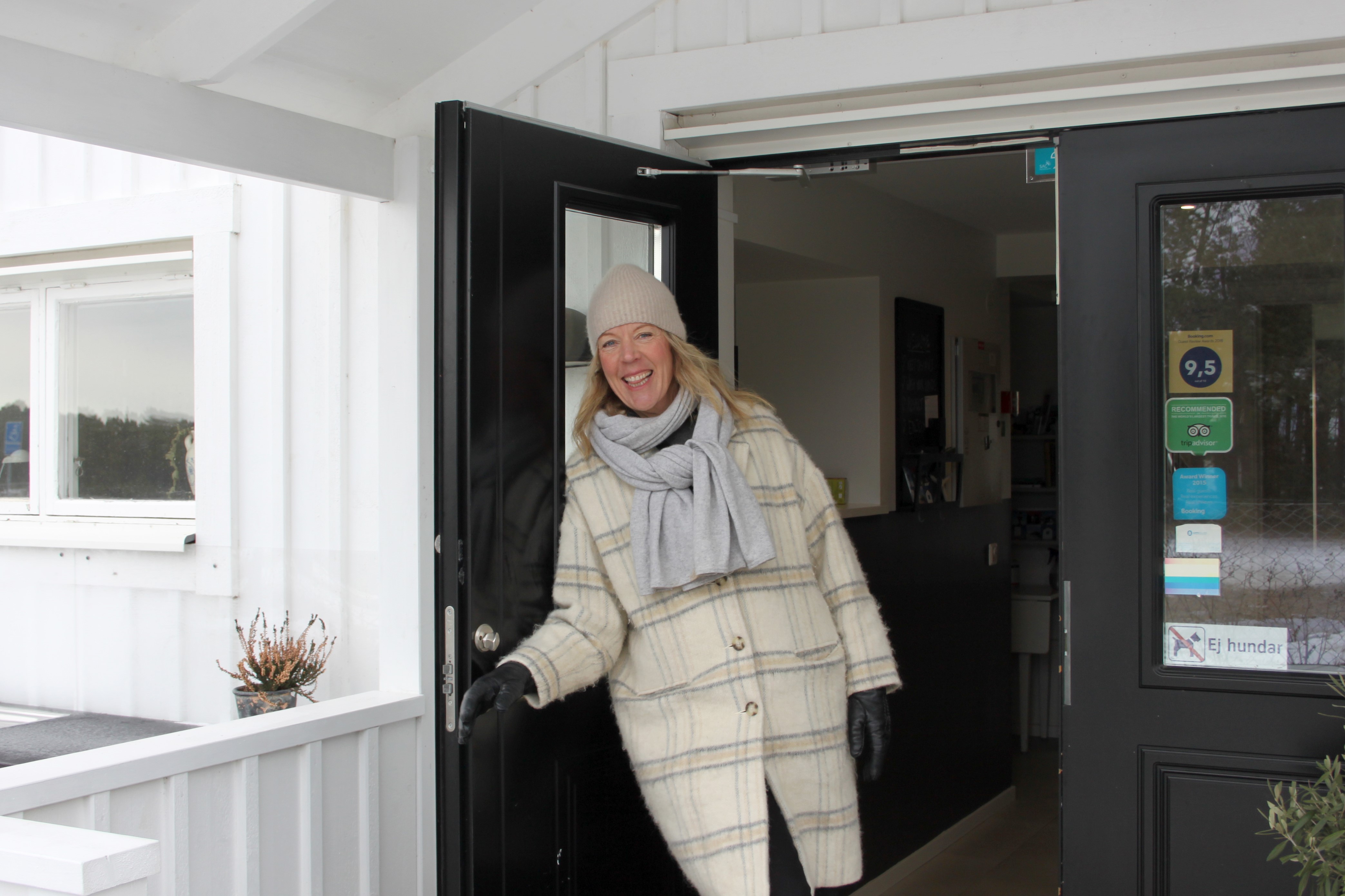 Bild på Eva Kjellin som står utanför ingången till Lotsvillan.