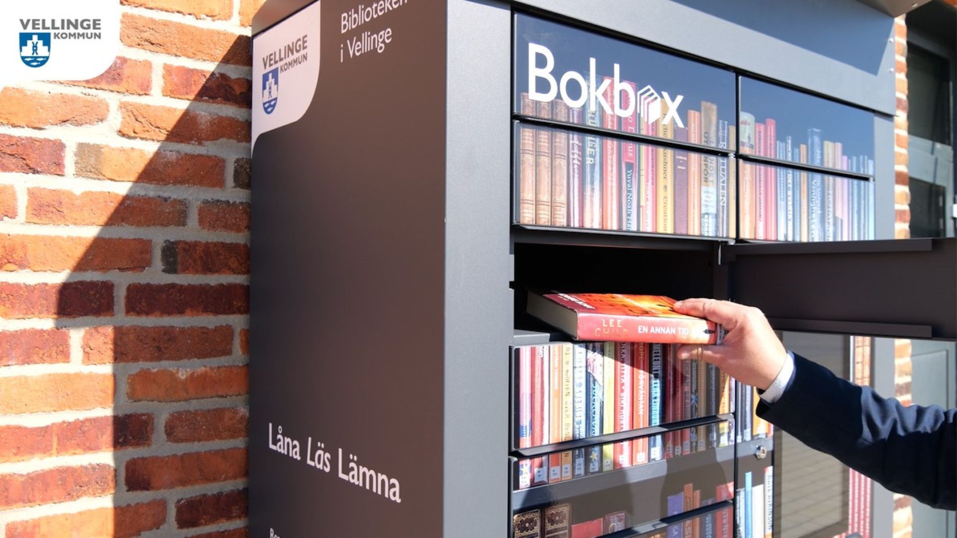 Bokbox lucka öppen.jpg
