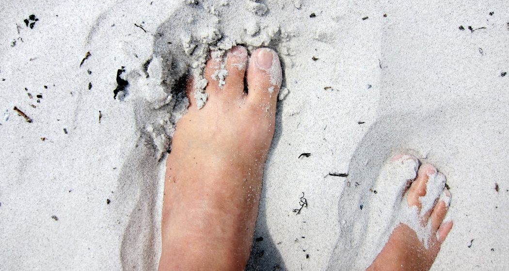 Fötter i sanden - stor (389948).jpg